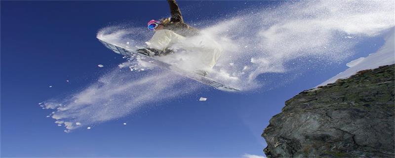 摄图网_501453169_滑雪运动员从岩石上跳下（企业商用）.jpg